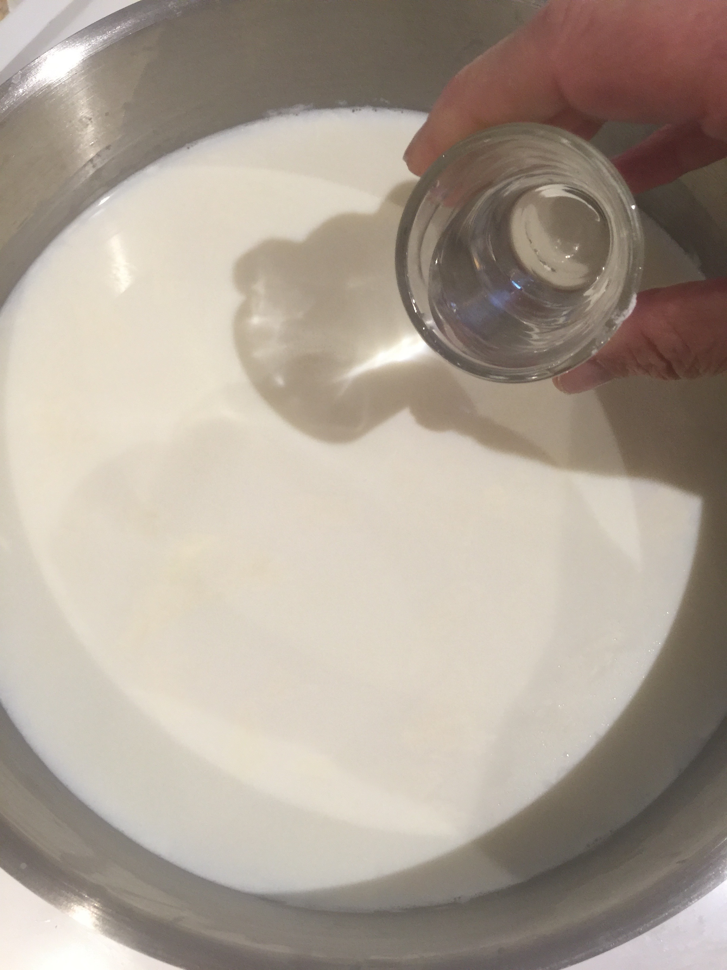 Removiendo la leche mientras calienta