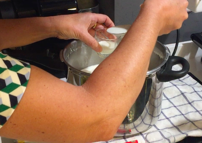 Vaso pequeño con leche templada