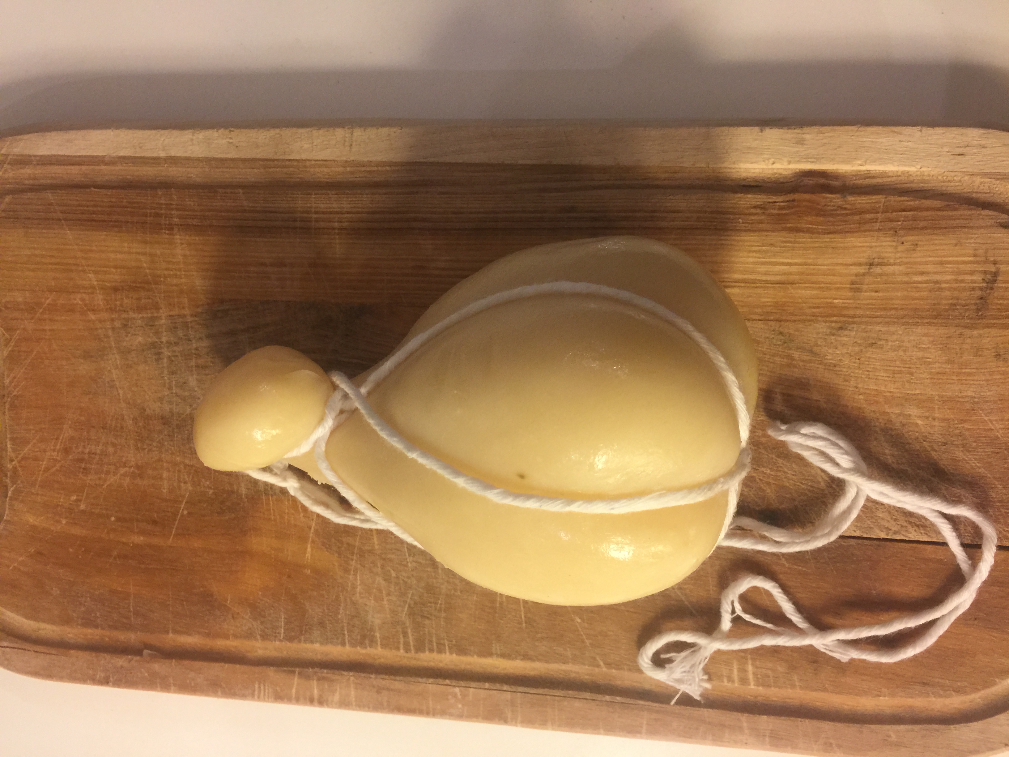 Scamorza con cuello estrangulado